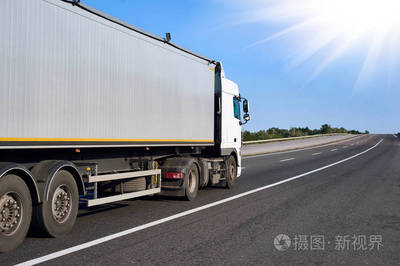 道路与清楚的集装箱,货物运输概念上卡车